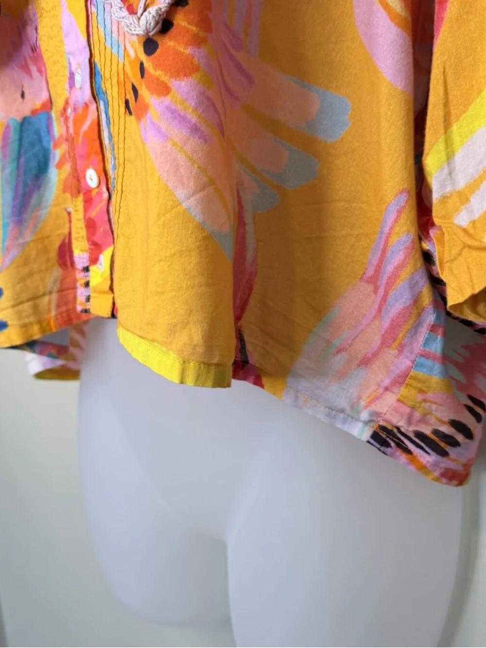 FARM Rio Neon Macaws Multicolor Button Front Scalloped Collar Cropped Top Blouse - Picture 8 of 16